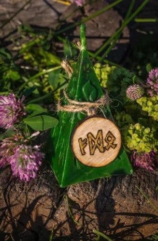 Свеча "Финансовый поток" с амулетом